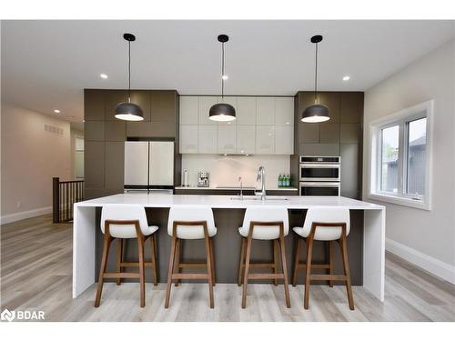 527 Mapleview Drive E, Innisfil, ON - Indoor Photo Showing Kitchen With Upgraded Kitchen