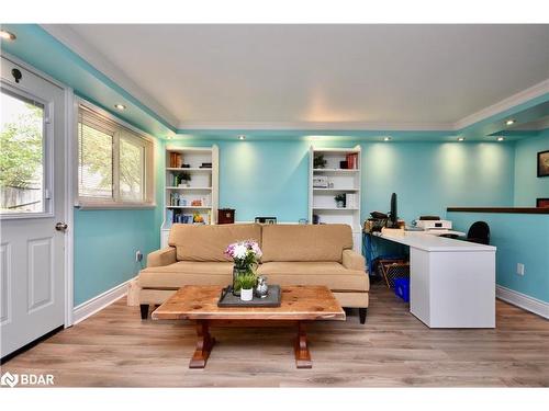 2 Lewis Lane, Barrie, ON - Indoor Photo Showing Living Room