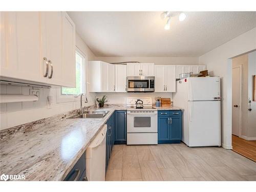 9820 Highway 12, Oro-Medonte, ON - Indoor Photo Showing Kitchen With Double Sink