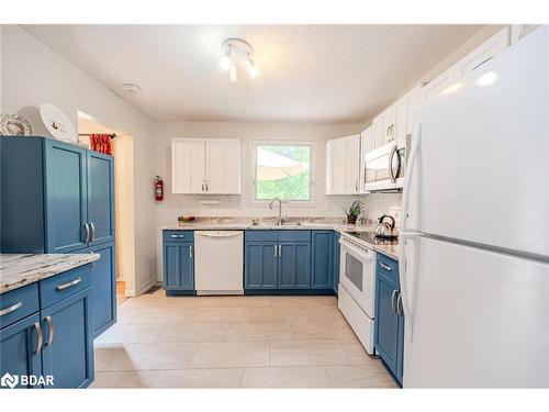 9820 Highway 12, Oro-Medonte, ON - Indoor Photo Showing Kitchen