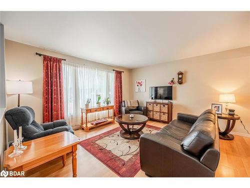 9820 Highway 12, Oro-Medonte, ON - Indoor Photo Showing Living Room