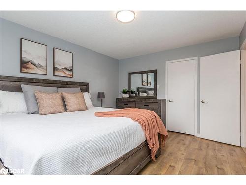 63 Elizabeth Street, Barrie, ON - Indoor Photo Showing Bedroom