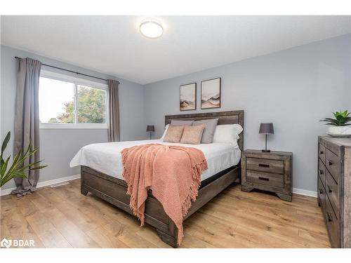 63 Elizabeth Street, Barrie, ON - Indoor Photo Showing Bedroom