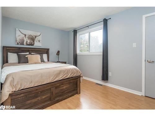 63 Elizabeth Street, Barrie, ON - Indoor Photo Showing Bedroom