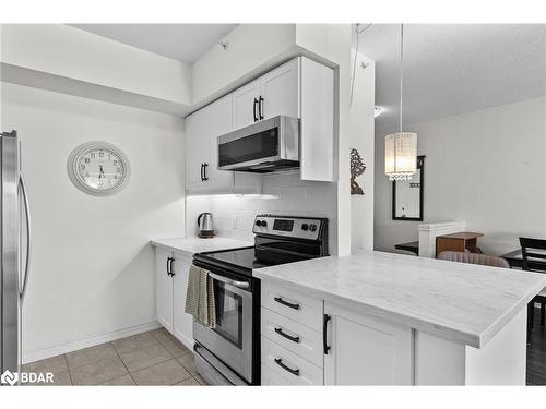 405-39 Ferndale Drive S, Barrie, ON - Indoor Photo Showing Kitchen With Upgraded Kitchen