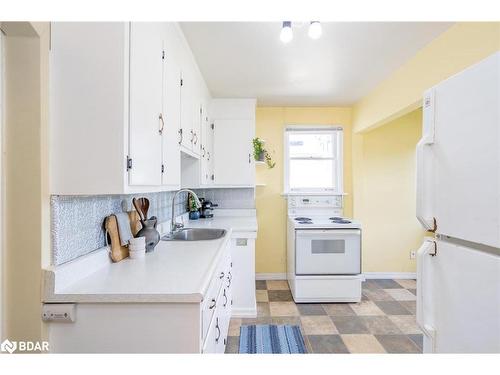 20 Newton Street, Barrie, ON - Indoor Photo Showing Kitchen