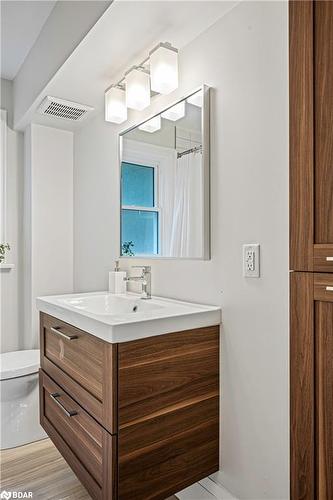 3 St Vincent Square, Barrie, ON - Indoor Photo Showing Bathroom