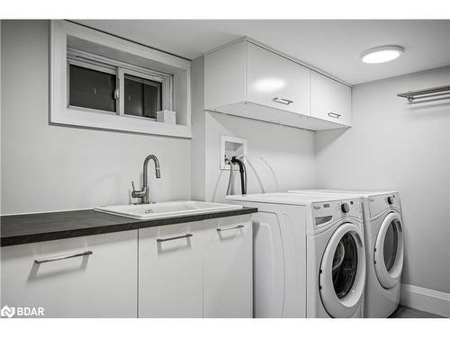 3 St Vincent Square, Barrie, ON - Indoor Photo Showing Laundry Room