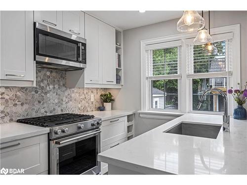 3 St Vincent Square, Barrie, ON - Indoor Photo Showing Kitchen With Upgraded Kitchen