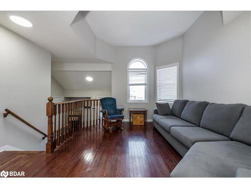 32 Majesty Boulevard, Barrie, ON - Indoor Photo Showing Living Room