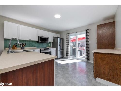 32 Majesty Boulevard, Barrie, ON - Indoor Photo Showing Kitchen With Double Sink