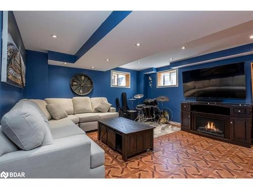 32 Majesty Boulevard, Barrie, ON - Indoor Photo Showing Living Room