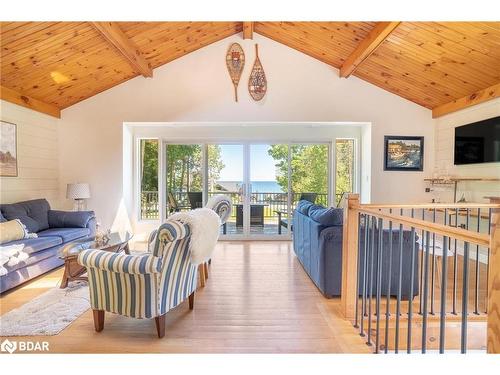 328 Cedar Avenue, Meaford, ON - Indoor Photo Showing Living Room