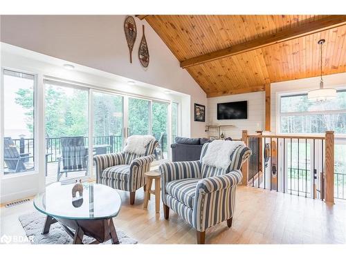 328 Cedar Avenue, Meaford, ON - Indoor Photo Showing Living Room