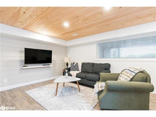 328 Cedar Avenue, Meaford, ON - Indoor Photo Showing Living Room