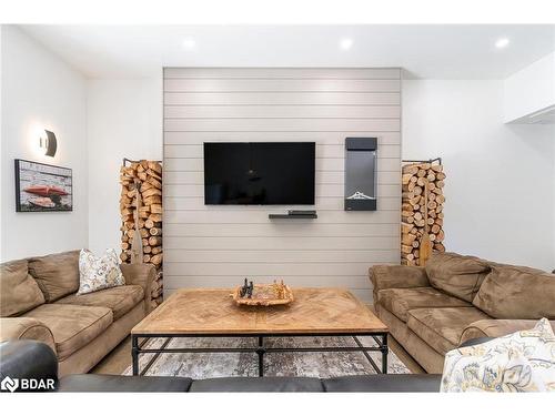 328 Cedar Avenue, Meaford, ON - Indoor Photo Showing Living Room