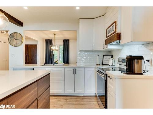 2557 Amigo Drive, Severn, ON - Indoor Photo Showing Kitchen