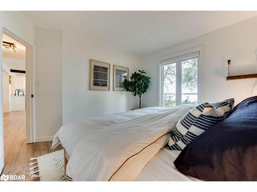 2557 Amigo Drive, Severn, ON - Indoor Photo Showing Bedroom