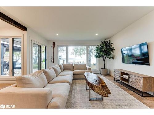 2557 Amigo Drive, Severn, ON - Indoor Photo Showing Living Room