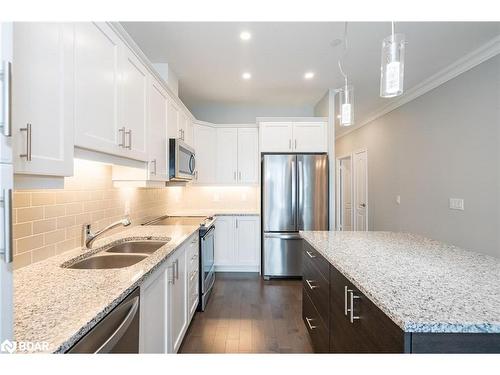 109-90 Orchard Point Road, Orillia, ON - Indoor Photo Showing Kitchen With Double Sink With Upgraded Kitchen