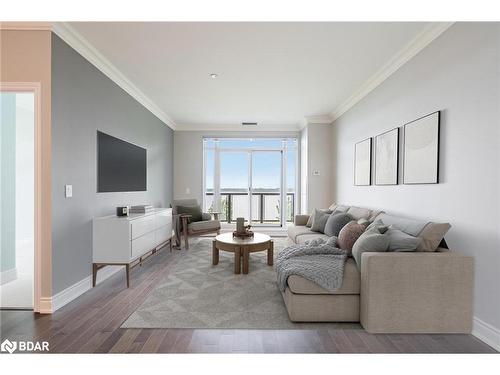 109-90 Orchard Point Road, Orillia, ON - Indoor Photo Showing Living Room