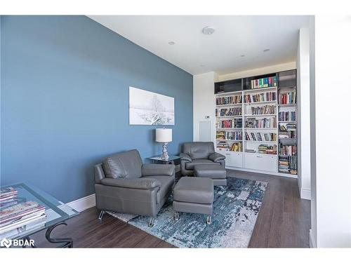 109-90 Orchard Point Road, Orillia, ON - Indoor Photo Showing Living Room