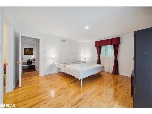 3180 Fleming Boulevard, Innisfil, ON - Indoor Photo Showing Bedroom