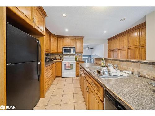 3180 Fleming Boulevard, Innisfil, ON - Indoor Photo Showing Kitchen With Double Sink