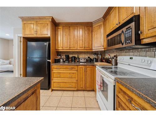 3180 Fleming Boulevard, Innisfil, ON - Indoor Photo Showing Kitchen