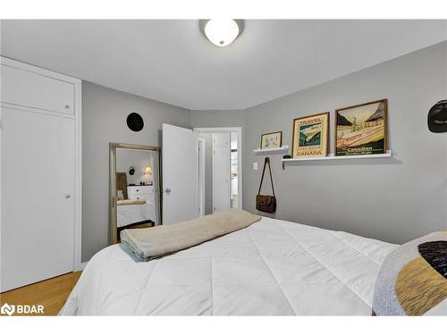 89 Wellington Street W, Barrie, ON - Indoor Photo Showing Bedroom