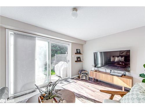 7 Mccausland Court, Barrie, ON - Indoor Photo Showing Living Room