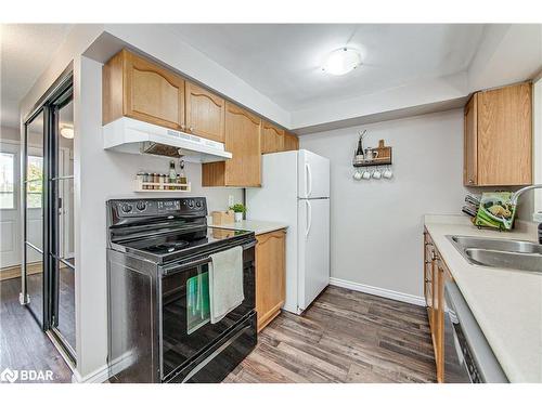 7 Mccausland Court, Barrie, ON - Indoor Photo Showing Kitchen With Double Sink