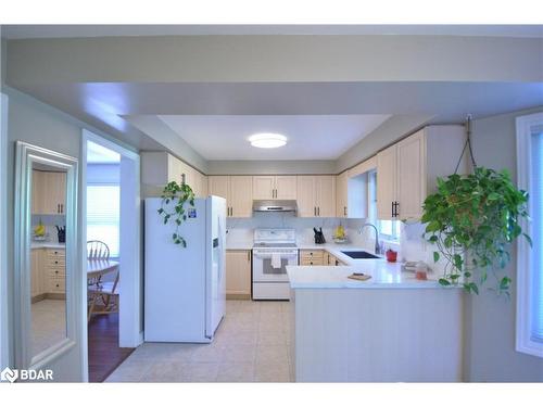 140 Country Lane, Barrie, ON - Indoor Photo Showing Kitchen