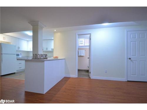 140 Country Lane, Barrie, ON - Indoor Photo Showing Kitchen