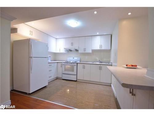 140 Country Lane, Barrie, ON - Indoor Photo Showing Kitchen