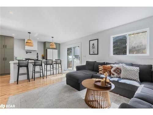 101 Queen Street, Barrie, ON - Indoor Photo Showing Living Room