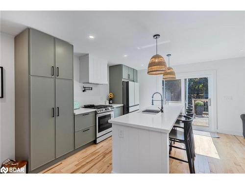 101 Queen Street, Barrie, ON - Indoor Photo Showing Kitchen With Upgraded Kitchen