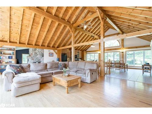 2140 Old Second Road S, Midhurst, ON - Indoor Photo Showing Living Room