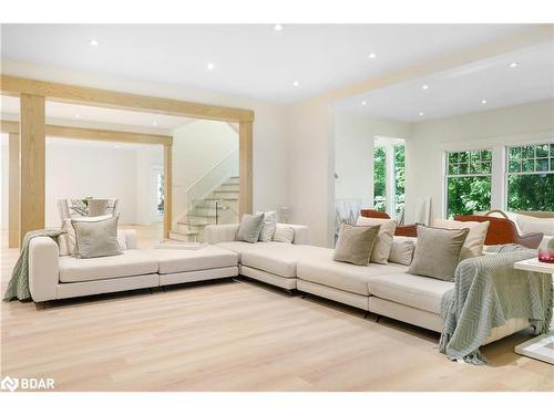 139 Mulcaster Street, Barrie, ON - Indoor Photo Showing Living Room