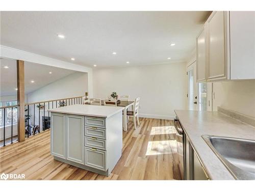 206 Burns Circle, Barrie, ON - Indoor Photo Showing Kitchen