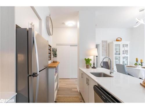 Gph4-111 Worsley Street, Barrie, ON - Indoor Photo Showing Kitchen With Upgraded Kitchen