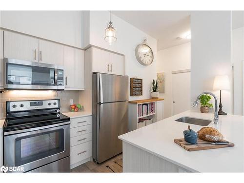 Gph4-111 Worsley Street, Barrie, ON - Indoor Photo Showing Kitchen With Upgraded Kitchen