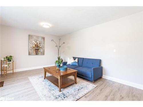 164 Eagle Street, Newmarket, ON - Indoor Photo Showing Living Room