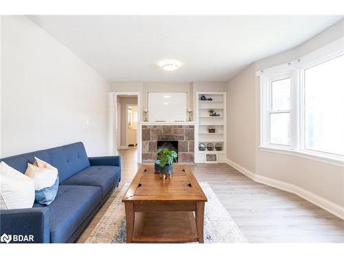 164 Eagle Street, Newmarket, ON - Indoor Photo Showing Living Room