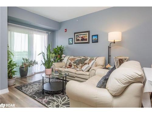 305-295 Cundles Road East Road E, Barrie, ON - Indoor Photo Showing Living Room