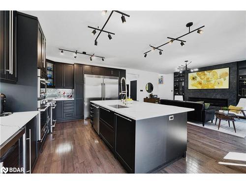 20 Armeda Clow Crescent, Angus, ON - Indoor Photo Showing Kitchen