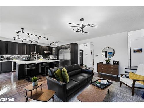 20 Armeda Clow Crescent, Angus, ON - Indoor Photo Showing Living Room