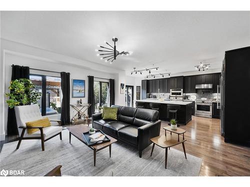 20 Armeda Clow Crescent, Angus, ON - Indoor Photo Showing Living Room