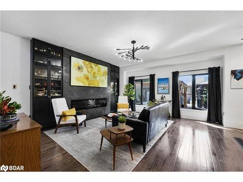 20 Armeda Clow Crescent, Angus, ON - Indoor Photo Showing Living Room