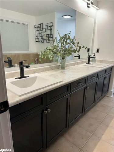 20 Armeda Clow Crescent, Angus, ON - Indoor Photo Showing Bathroom